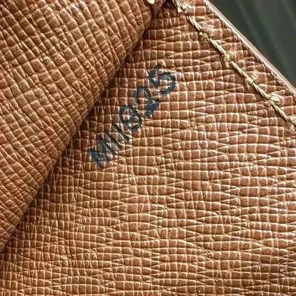 Authentic vintage Louis Vuitton epi clutch ~ brown - Picture 12 of 16